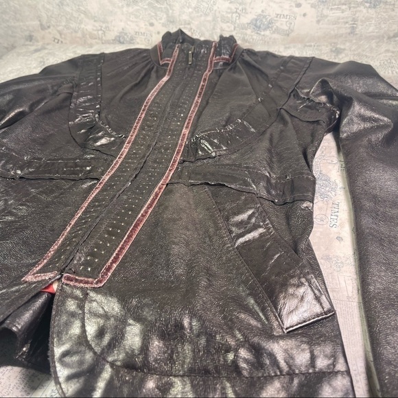 June leather jacket with velvet and stitches decorative details - Picture 4 of 12
